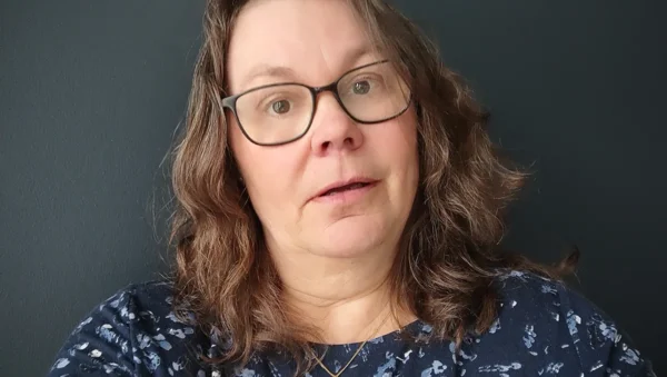 Copywriter Anna Almqvist undrar om AI kommer att göra henne arbetslös.